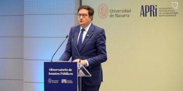 “La ley de lobbies es urgente”, Óscar López en la presentación de la Radiografía de la profesión en España