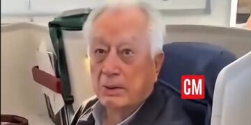 Manuel Bartlett Díaz, increpado en pleno vuelo a Madrid