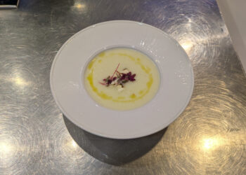 Crema fría de pepino, melón, lima y queso fresco