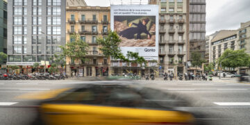 Qonto lleva la lucha contra la burocracia bancaria a las calles de Barcelona con una campaña centrada en la claridad financiera
