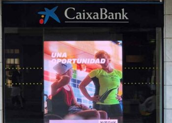 CaixaBank activa por primera vez toda su red de pantallas en oficinas