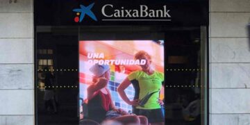 CaixaBank activa por primera vez toda su red de pantallas en oficinas