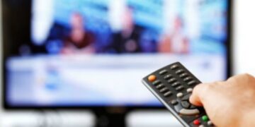 El nuevo canal de TDT adjudicado por el Gobierno comparte sede con la productora que realizó el documental sobre Sánchez