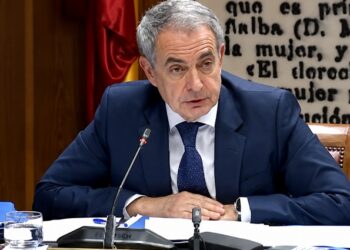 ‘La Sincronizada’ mete en liza a Sonsoles Espinosa para salvar a Zapatero… y a Sánchez