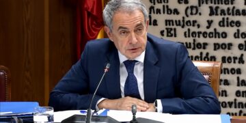 ‘La Sincronizada’ mete en liza a Sonsoles Espinosa para salvar a Zapatero… y a Sánchez