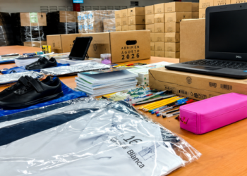El Salvador distribuye kits escolares completos