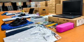 El Salvador distribuye kits escolares completos a su población infantil