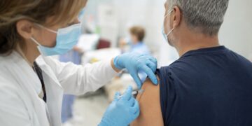 Expertos reclaman un calendario vacunal único y más campañas para impulsar la vacunación en adultos