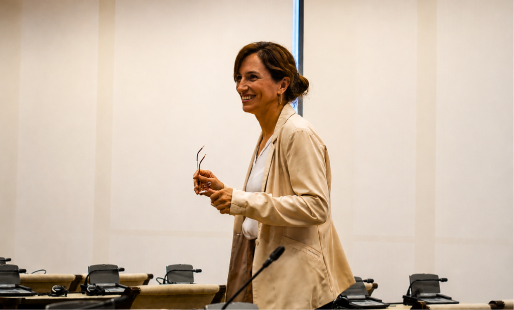 Mónica García se sale del guión y deja a su dircom vendido