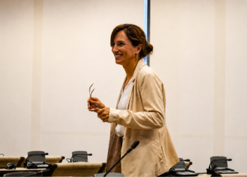 Mónica García se sale del guión y deja a su dircom vendido