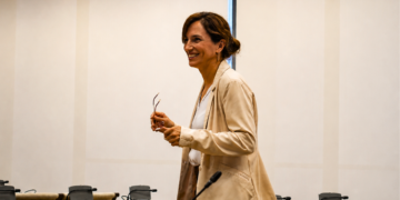 Mónica García se sale del guión y deja a su dircom vendido