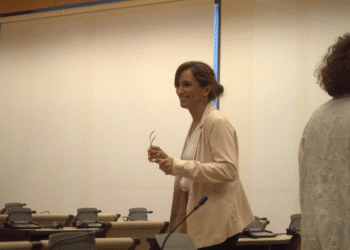 Mónica García se sale del guión y deja a su dircom vendido