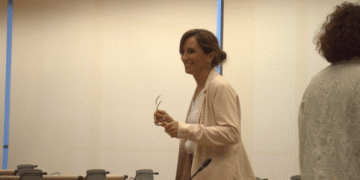 Mónica García se sale del guión y deja a su dircom vendido