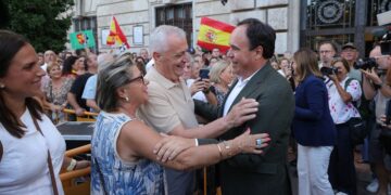 Miles de personas se manifiestan en Valencia en apoyo a Ceuta