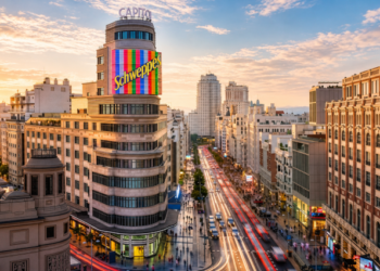 Suntory Beverage & Food Iberia presenta “Bajo el Neón de Schweppes”