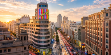 Suntory Beverage & Food Iberia presenta “Bajo el Neón de Schweppes”