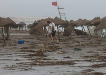 Del sol al caos: el temporal sorprende a los bañistas en Valencia