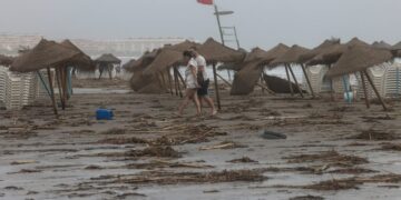 Del sol al caos: el temporal sorprende a los bañistas en Valencia
