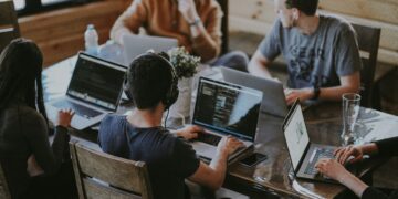 El trabajo híbrido es clave para atraer talento y mejorar la productividad según el 80% de los CEO