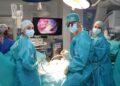 Una pequeña incisión entre las costillas permite operar la válvula mitral sin abrir el esternón