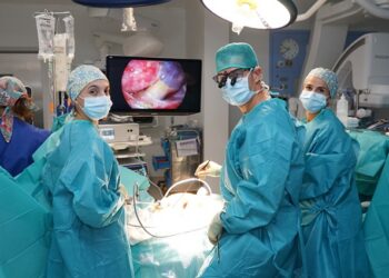 Una pequeña incisión entre las costillas permite operar la válvula mitral sin abrir el esternón