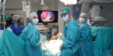 Una pequeña incisión entre las costillas permite operar la válvula mitral sin abrir el esternón
