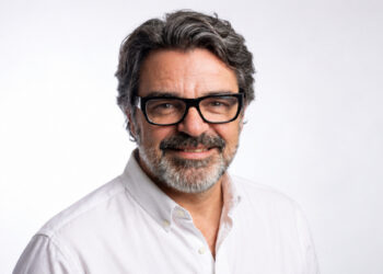 Eduard Farran: “El news-snacking es un modelo premeditado donde la dopamina sustituye a la comprensión”