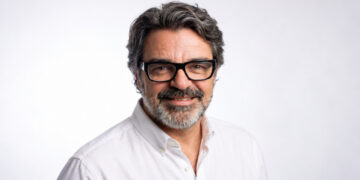 Eduard Farran: “El news-snacking es un modelo premeditado donde la dopamina sustituye a la comprensión”