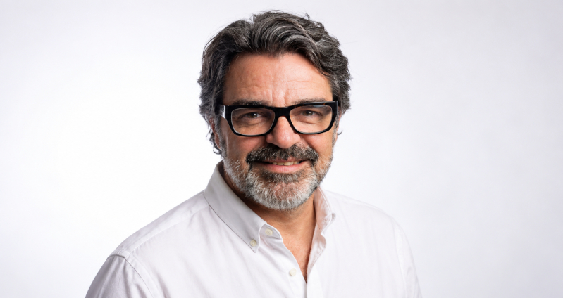 Eduard Farran: “El news-snacking es un modelo premeditado donde la dopamina sustituye a la comprensión”