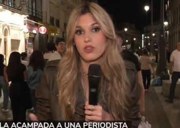 Agreden a una reportera y a un cámara de Telemadrid durante una conexión en directo en Sol