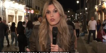Agreden a una reportera y a un cámara de Telemadrid durante una conexión en directo en Sol