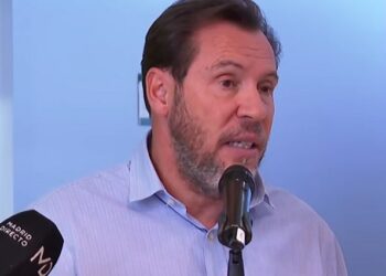 Mosqueo en la rueda de prensa de Puente: el ministro frena a su ‘dircom’