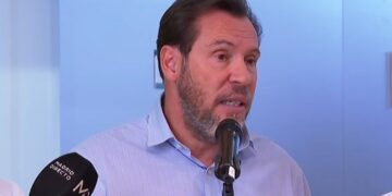 Mosqueo en la rueda de prensa de Puente: el ministro frena a su ‘dircom’